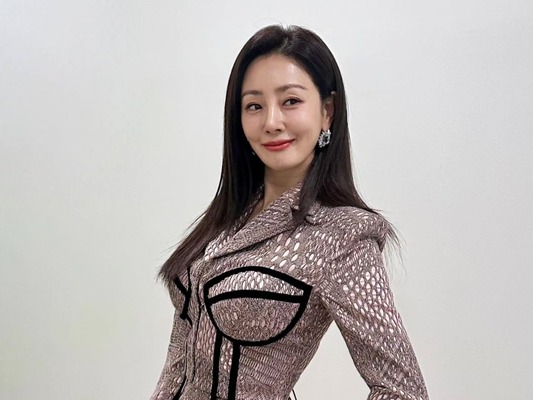 “奇跡の51歳” オ・ナラ、勇気を出した衣装がぴったり！美しい佇まいに目が釘付け【PHOTO】