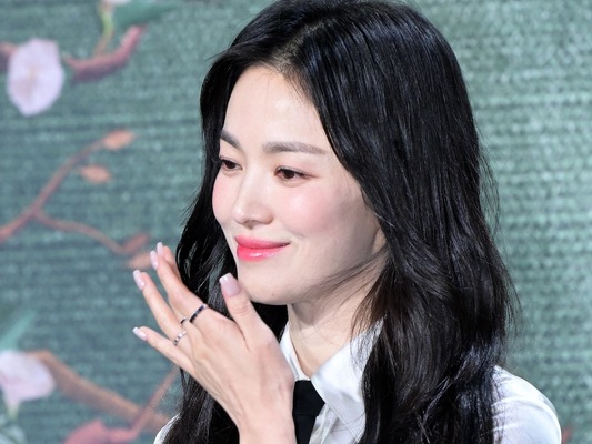 ソン・ヘギョ、「毎年若返る」の声続出…誕生日写真に称賛の嵐