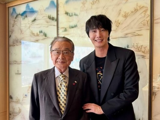 俳優チョン・イル、デビュー作で共演した故イ・スンジェさんを悼む「愛しています、おじいちゃん」