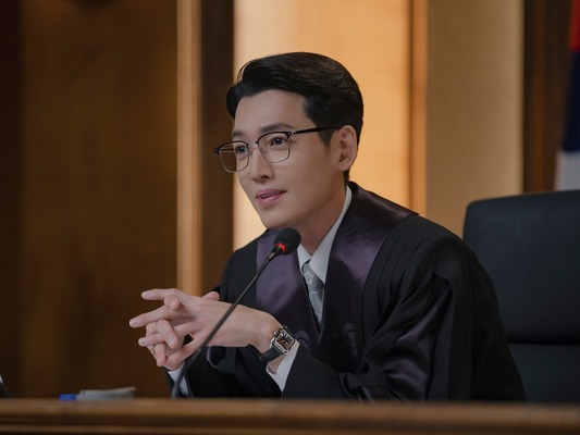 Netflix配信『プロボノ』主演チョン・ギョンホ、医師、講師の次は弁護士！撮影が「楽だった」理由は？