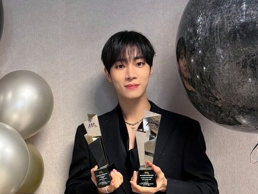 “今年がんばった” 俳優チュ・ヨンウが「AAA」で2冠！「素敵な年末プレゼントのようです」