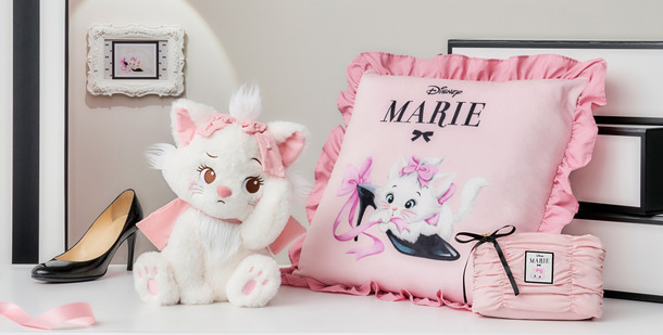 ［画像掲載商品］ぬいぐるみ　3,800円/ ブランケット 2WAY　5,000円/ ポーチ　2,700円/ ポストカード セット　1,500円© Disney