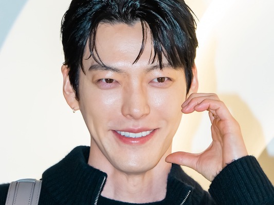 “プレ花婿” キム・ウビン、結婚発表後初めて公の場に登場！左手の指輪で“アクセント”【PHOTO】