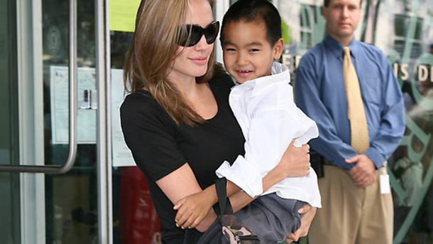 マドックスを迎えに行ったアンジェリーナ　-(C) Splash/AFLO