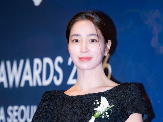 イ・ミンジョンが故アン・ソンギさんを追悼→公の場でハートポーズお断り【PHOTO】