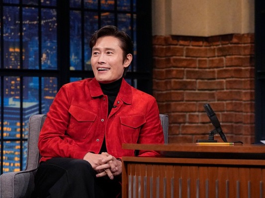 米トーク番組に出演したイ・ビョンホン、新作映画の裏話でスタジオを沸かした！