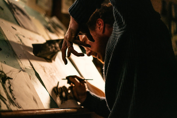 『フェザーズ その家に巣食うもの』© THE THING WITH FEATHERS LTD / THE BRITISH FILM INSTITUTE / CHANNEL FOUR TELEVISION CORPORATION 2025 ALL RIGHTS RESERVED.