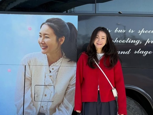 チェ・ジウ、50歳とは思えない清純ビジュアルを披露！“大人可愛いコーデ”で映画のプロモ中！【PHOTO】