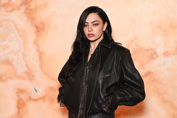 チャーリー・XCX Photo by Stephane Cardinale - Corbis/Corbis via Getty Images