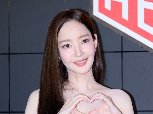 パク・ミニョンのデコルテ輝く黒ドレス姿にうっとり…控室での「素顔ショット」【写真あり】