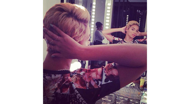 インスタグラムでショートボブの姿を披露するビヨンセ・ノウルズ