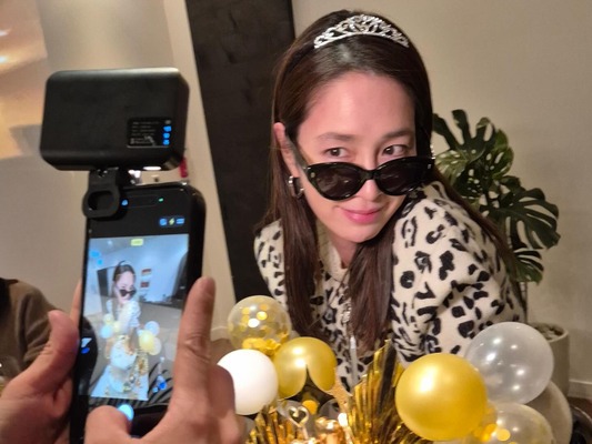 イ・ミンジョン、44歳の誕生日を満喫！流行りの動画＆高級料理で “賑やか”【PHOTO】