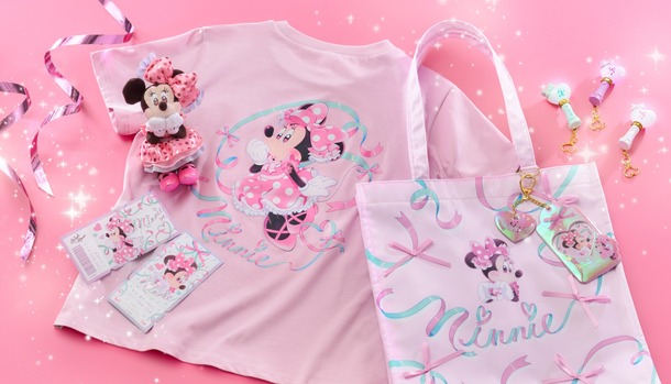 ステッカー、ぬいぐるみキーチェーン、T シャツ、トートバッグ、カードホルダー、シークレットペンライトキーチェーン／© Disney