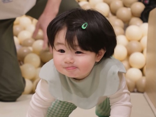 シム・ヒョンタクの愛息ハルくん、巨大すべり台登りに大奮闘！“驚きの成長ぶり”