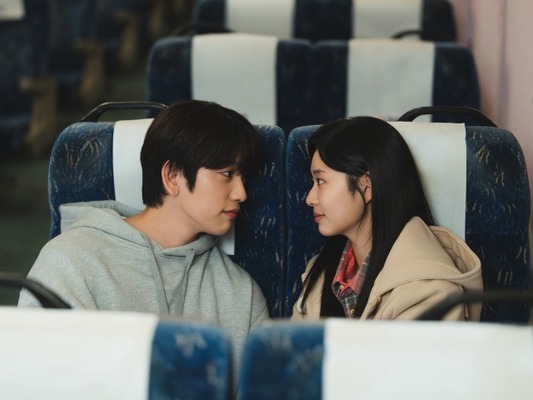 Netflix配信『愛の光』主演ジニョン＆キム・ミンジュ、完璧なケミを予告「相性は100点」