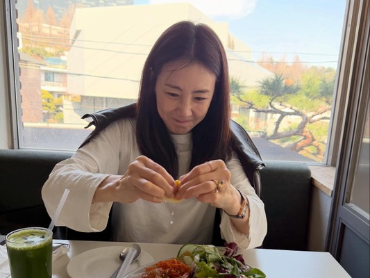 自然体の魅力がすてき！チェ・ジウの飾らない日常の一コマに“ほっこり”【PHOTO】