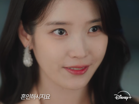 「触れれば噛みつく女」IUが王室を狙う！『21世紀の大君夫人』で波乱のロマンスを予告