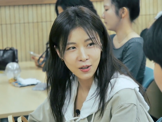 女優ハ・ジウォン、47歳で二度目の大学生活スタート！“先輩たち”との世代ギャップに大慌て