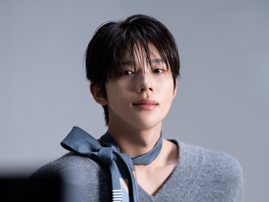 「洗練された大人の色気」ムン・サンミン、息を呑むほど美しいビハインド写真【PHOTO】