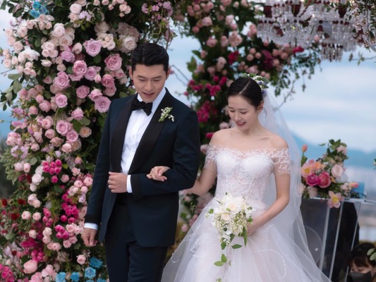 「永遠の愛と友情の間」ヒョンビン＆ソン・イェジン夫婦、結婚4周年を祝う“未公開ウェディング写真”を大放出【PHOTO】