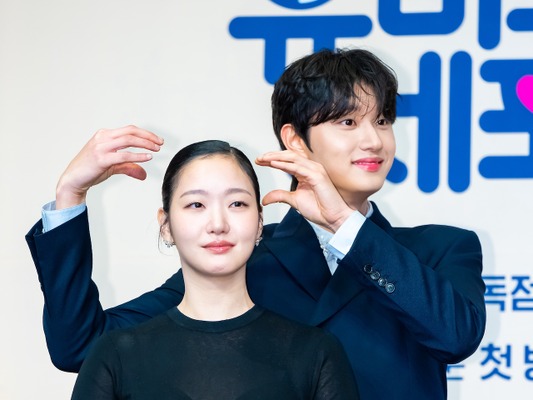 キム・ゴウンは「よくおごってくれる綺麗なお姉さん」。キム・ジェウォンが“10歳差”をフォロー