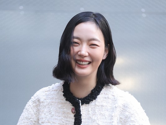 まるで映画のワンシーン…女優キム・ゴウンが最新ビジュアルの撮影で見せた、魅惑的な眼差し【PHOTO】