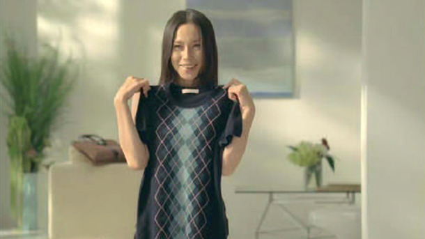 ユニクロ新CMで恋心を抱いている男性（大沢たかお）に思いを馳せながら服を着替える中谷美紀