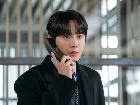 サッカー界のホープから大企業の新入社員へ!? イ・ジュニョン、新作で奇想天外な“憑依”熱演を予告！