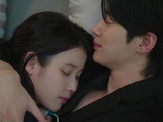 IU×ビョン・ウソク、契約結婚流出で波乱　『21世紀の大君夫人』自己最高記録