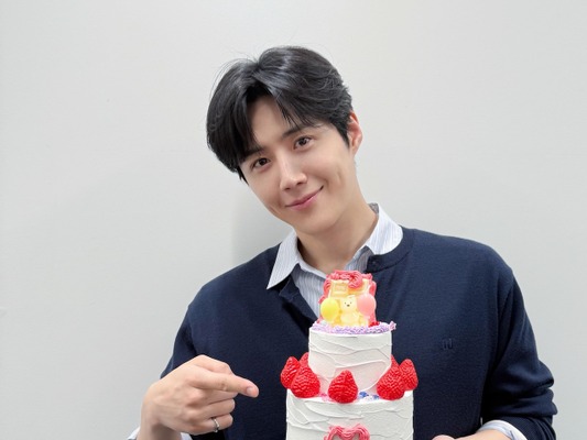 40歳になった俳優キム・ソンホ、日本での近況。誕生日ケーキを手に優しく“えくぼスマイル”【PHOTO】