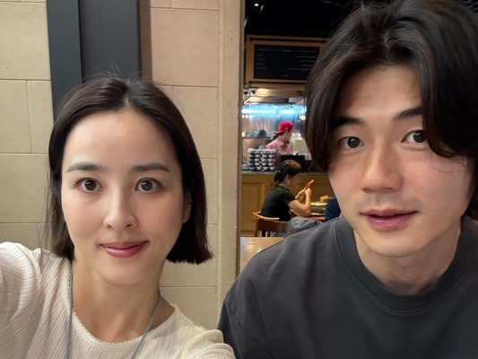『朱蒙』女優ハン・ヘジンとキ・ソンヨン夫婦が久しぶりの再会、愛娘もパパに”ひっつき虫”【PHOTO】
