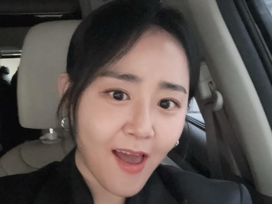希少疾患を乗り越えた“元祖国民の妹”ムン・グニョン、スタイリッシュな装いで授賞式に出席【PHOTO】