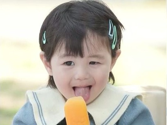 “モグモグ顔“が可愛いすぎる♥シム・ヒョンタクの愛息ハルくん、生れて初めてのアイスクリームを食べた反応は…