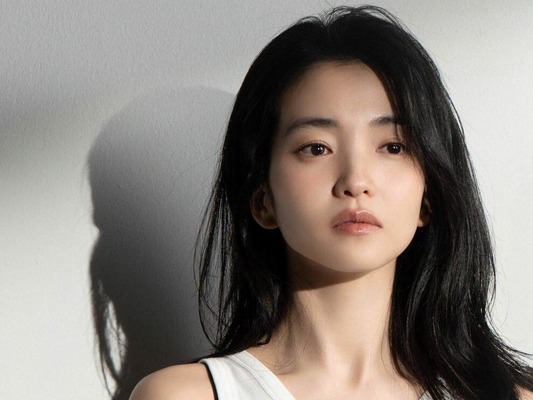 女優キム・テリの洗練された“新たな顔”。リラックス感とトレンドを兼ね備えた、新プロフィール写真の裏側【PHOTO】