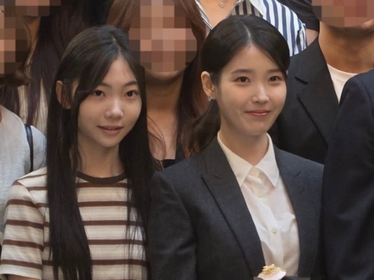 IUが『おつかれさま』共演子役と結婚式場で再会！母娘を感動させた“心遣い”が明らかに「本当に心優しい人」
