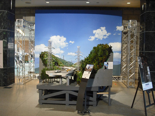 『特撮博物館』新潟展で開催前に特別先行展示！円谷作品すべてを手がけた背景・島倉二千六による「強遠近法ミニチュアセット」登場