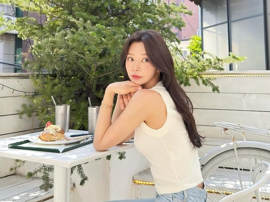 女優イ・ジュビン、花咲くテラスで美しさ全開！爽やかなカフェタイムに反響【PHOTO】