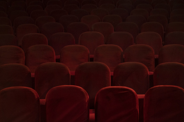 映画館※イメージ　　写真：Bram Janssen/AP/アフロ