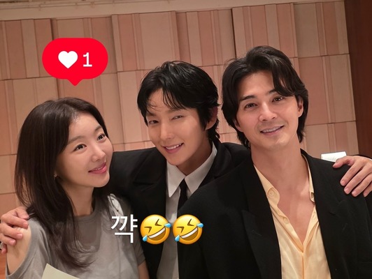 ムン・チェウォンの結婚式で再会？『悪の花』主演キャストの仲良しショットに反響【PHOTO】