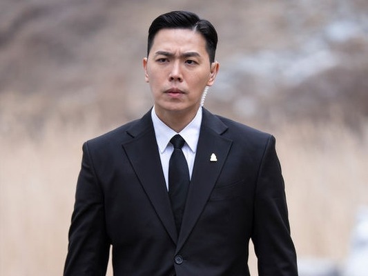 『エージェント・キム』“チュ・サンウクの右腕役”の俳優イ・ドンハ、不気味な悪役演技で注目！