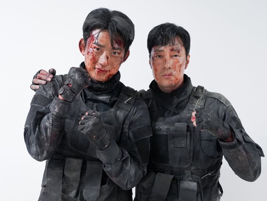 ソ・ジソブが血まみれメイクのまま記念撮影!?特別出演の2PMテギョンとのユニーク2ショット【PHOTO】