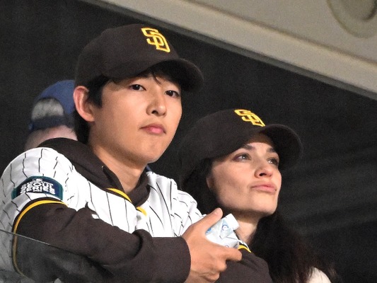 ソン・ジュンギ＆ケイティ夫妻、公の場に登場も…度を越えた“離婚”フェイクニュースが蔓延