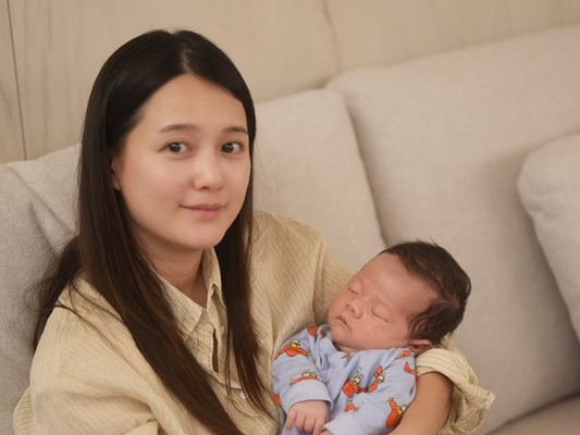 『太陽を抱く月』女優ナム・ボラ、愛おしい息子を抱き上げ幸せいっぱいの笑顔【PHOTO】