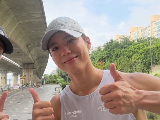 早朝から10km完走…！パク・ボゴムの変わらぬ“健康的な近況”にほっこり【PHOTO】