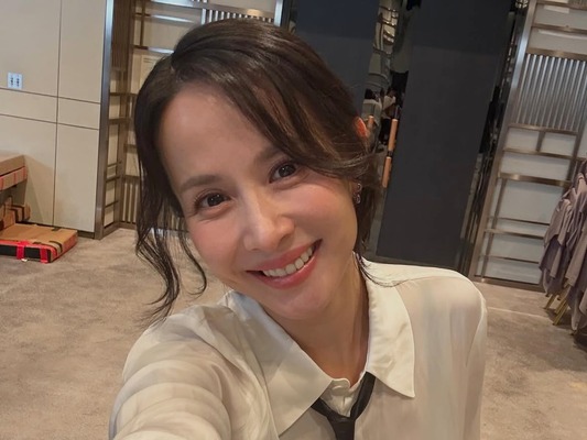 “可愛すぎる45歳” チョ・ヨジョン、プロモ中に見せた“圧巻ビジュアル”に絶賛の嵐！【PHOTO】