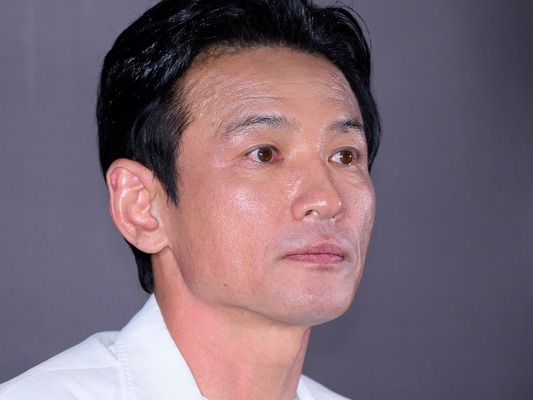 「血のついたティッシュ」「遺書」まで送られ…俳優ファン・ジョンミンを苦しめた異常な執着と脅迫にネット騒然