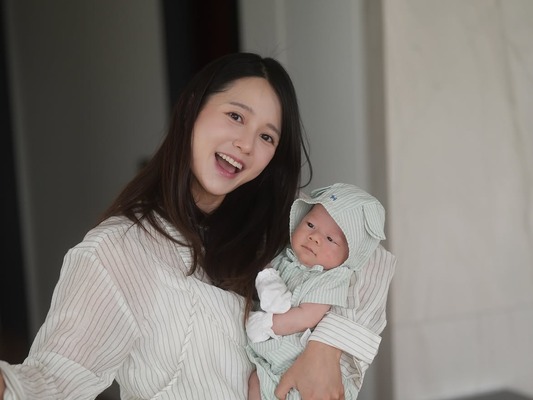 『太陽を抱く月』女優ナム・ボラ、愛息にメロメロ！緊急帝王切開での出産から1カ月の近況【PHOTO】