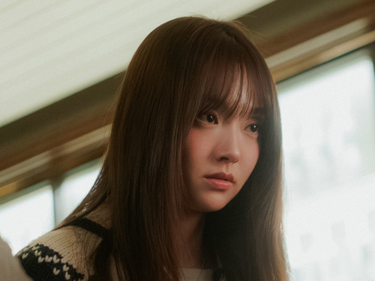 『殺し屋たちの店』キム・ヘジュンが“オタク女子”に変身！愛らしさ100％で視聴者を魅了！