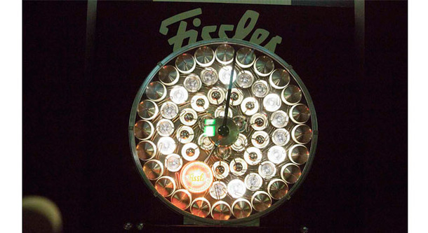 フィスラー×多摩美術大学の産学共同プロジェクトによって制作された「T!c Toc」。フィスラーの圧力鍋60個を使って作られた時計は、家族がそろって食事をする7時になるとロゴが重なり、光り輝く。