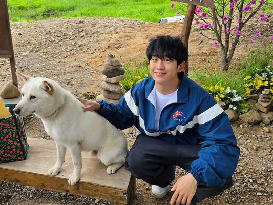 「どっちがワンちゃん？」チョン・ヘインの癒やしパワー全開なオフショットにファン悶絶！【写真】